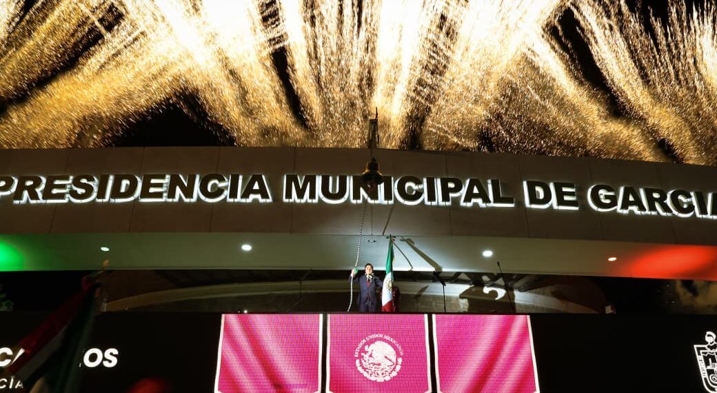 Manuel Guerra Cavazos da el Grito en García con Santa Fe Klan ante más de 30 mil asistentes