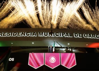 Manuel Guerra Cavazos da el Grito en García con Santa Fe Klan ante más de 30 mil asistentes