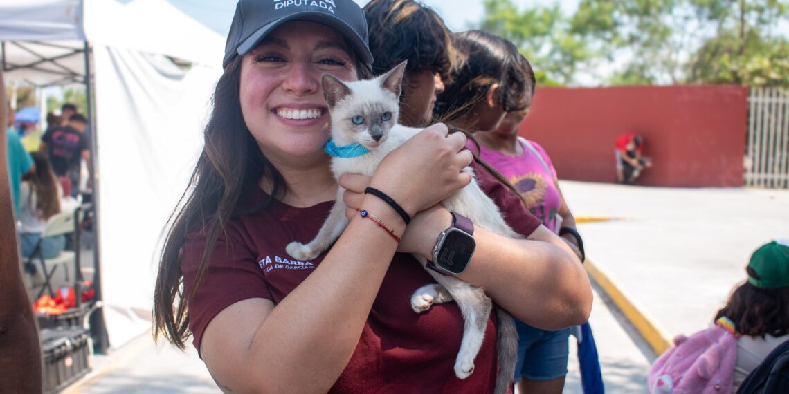 Greta Barra lleva brigada de bienestar animal a Paraje San José en García