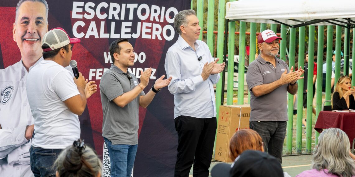 Escritorio Callejero beneficia a 400 personas en Monterrey