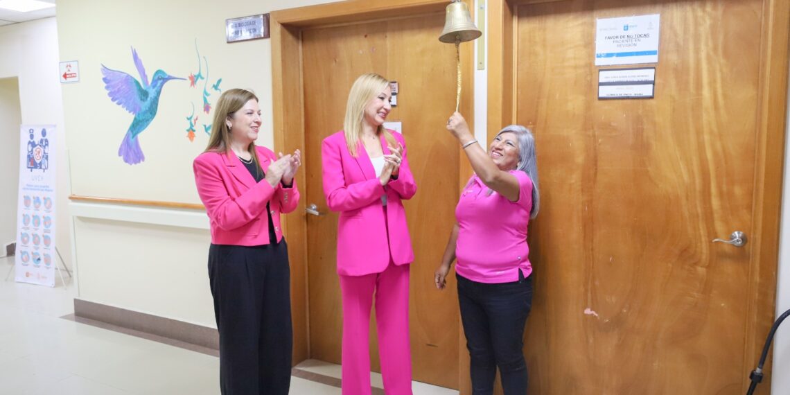 Paciente de Cobertura Universal vence el cáncer de mama y toca la campana
