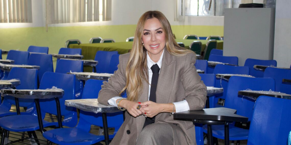 Perla Villarreal entrega 100 pupitres a primarias de Monterrey