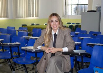 Perla Villarreal entrega 100 pupitres a primarias de Monterrey