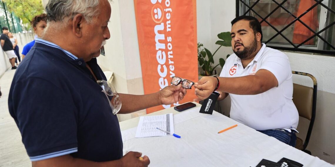 Guadalupe refuerza servicios de salud visual con entrega de lentes