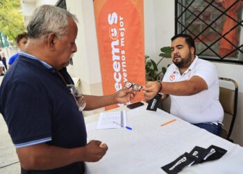 Guadalupe refuerza servicios de salud visual con entrega de lentes
