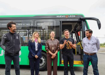 Salinas Victoria avanza en movilidad: entregan 16 nuevas unidades de transporte público