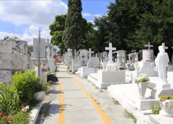 Guadalupe prepara panteones para recibir a las familias en Día de Muertos