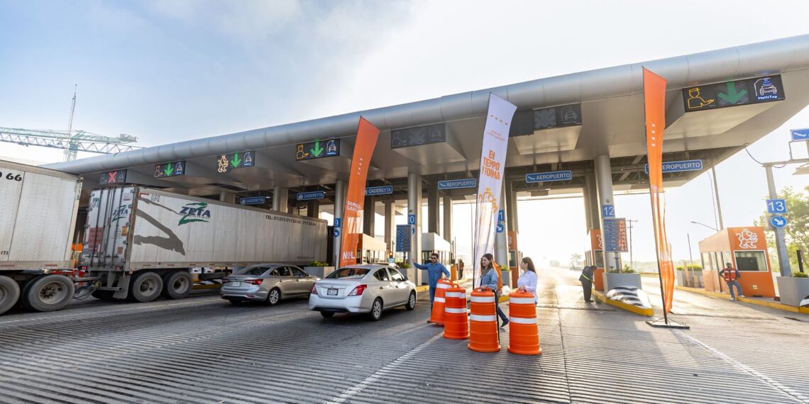 Gobernador abre autopista al aeropuerto de forma gratuita