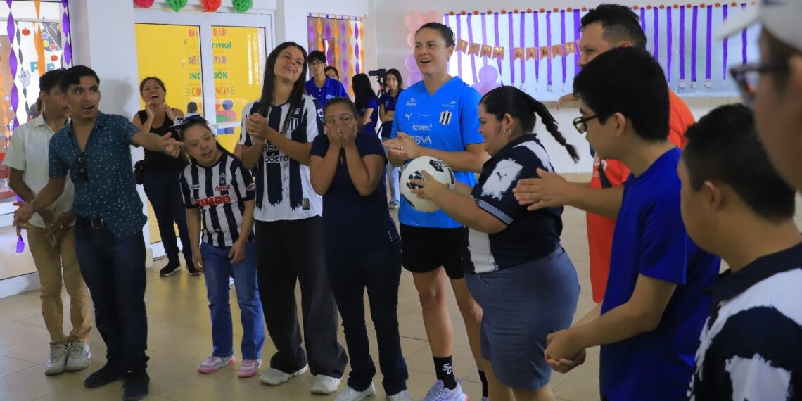 Jóvenes con discapacidad conviven con jugadoras de Rayadas en Guadalupe
