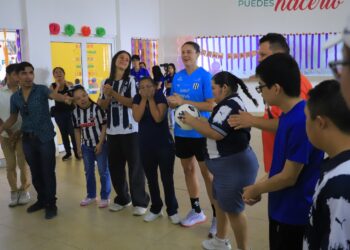 Jóvenes con discapacidad conviven con jugadoras de Rayadas en Guadalupe