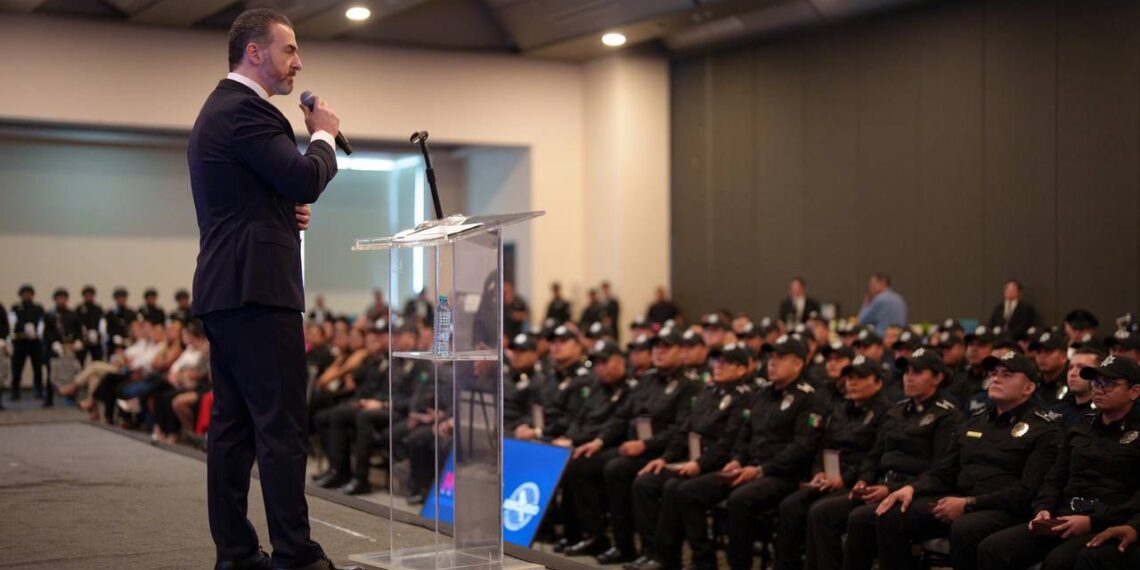 Adrián de la Garza condecora a elementos de Policía y Tránsito