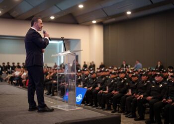 Adrián de la Garza condecora a elementos de Policía y Tránsito