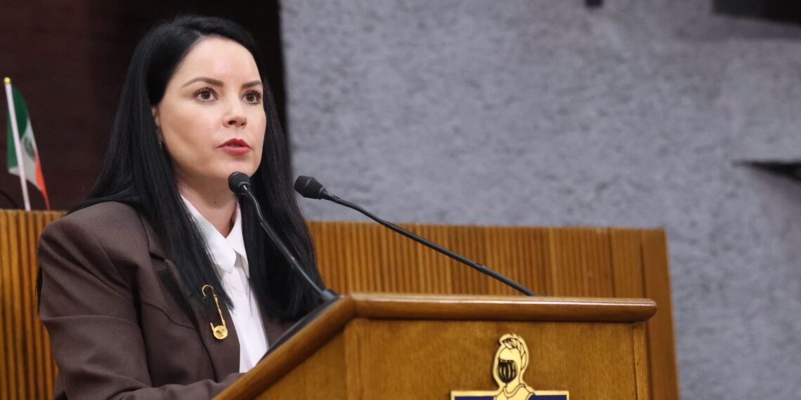 Brenda Velázquez urge campañas de prevención contra adicciones en Escobedo