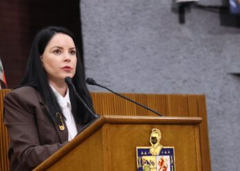 Brenda Velázquez urge campañas de prevención contra adicciones en Escobedo