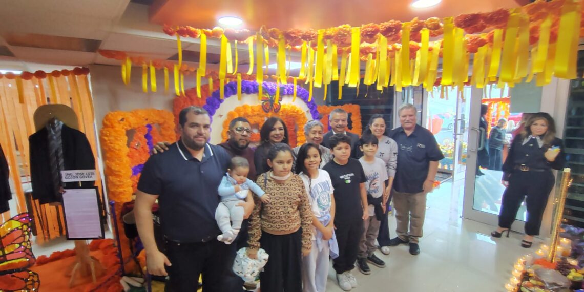 Sección 21 del SNTE rinde homenaje a maestros fallecidos con Altar de Muertos