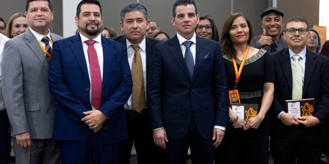 Miguel Flores reconoce labor de Defensores Públicos de Nuevo León