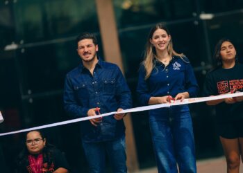 Mariana Rodríguez y Samuel García inauguran Mercado “Mujeres que Inspiran”