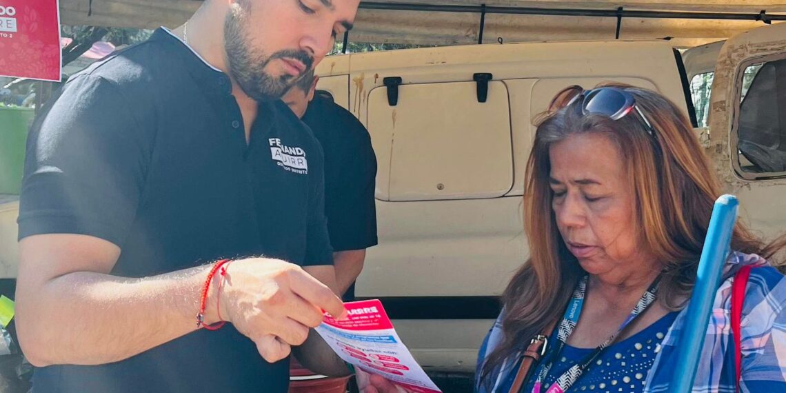 Fernando Aguirre regala kits de limpieza en el panteón