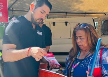 Fernando Aguirre regala kits de limpieza en el panteón