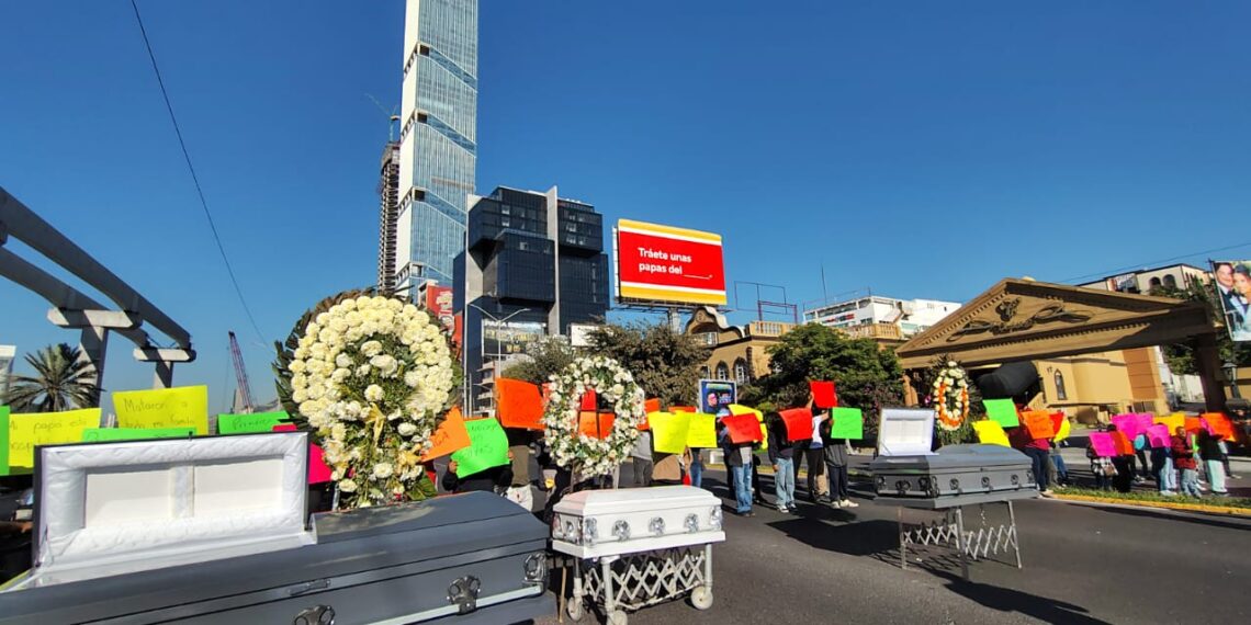 Bloquean Av. Constitución por reclamo a aseguradoras