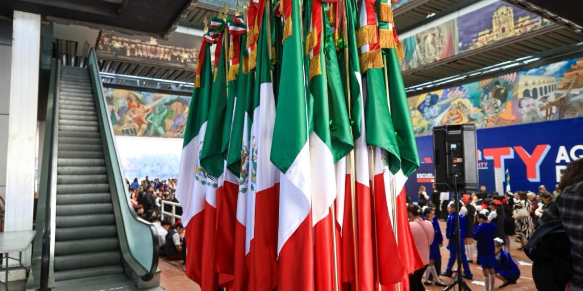 Monterrey renueva Banderas Nacionales en 50 escuelas públicas