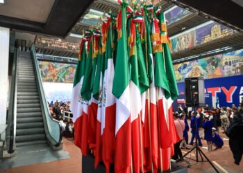 Monterrey renueva Banderas Nacionales en 50 escuelas públicas