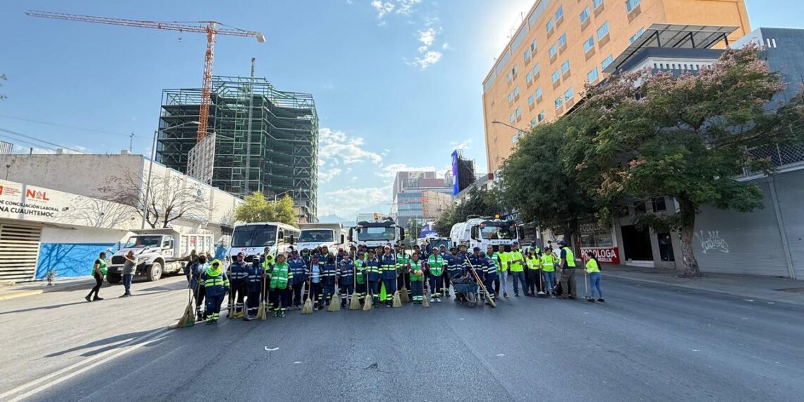 Servicios Públicos de Monterrey limpia el centro tras el Desfile Revolucionario