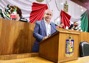 Héctor Morales busca frenar aumentos injustificados en seguros médicos