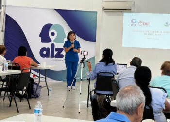 Odontología y Alzheimer: la Dra. Norma Cruz Fierro inspira a jóvenes del CONALEP