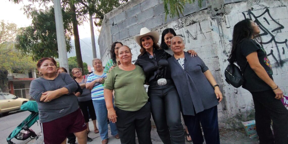 Ana Reyes entrega más de 400 apoyos a familias de Santa Catarina