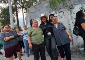 Ana Reyes entrega más de 400 apoyos a familias de Santa Catarina