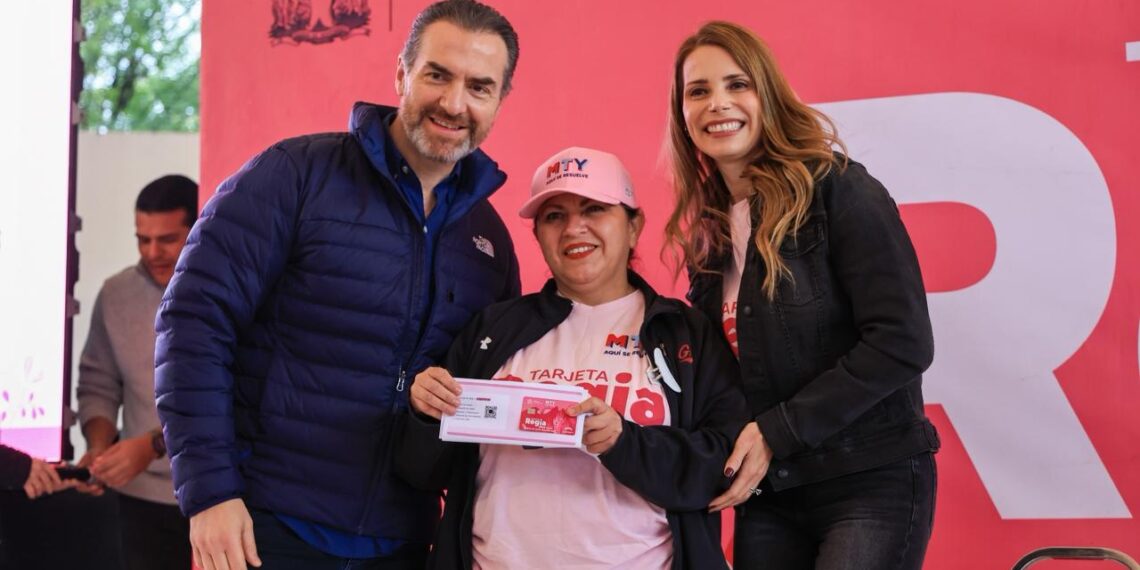 Gobierno de Monterrey entrega miles de Tarjetas Regia Plus