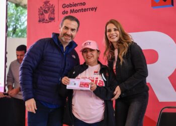 Gobierno de Monterrey entrega miles de Tarjetas Regia Plus