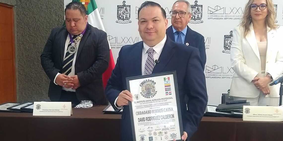 Reconocen al Dr. David Rodríguez Calderón como Ciudadano Honoris Causa