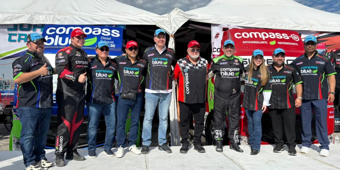 Waldo Fernández y “Abuelo” Cruz son condecorados en el Autódromo Monterrey