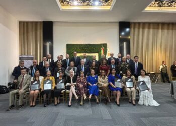 Federación de Colegios Profesionales reconoce a figuras de excelencia en Nuevo León