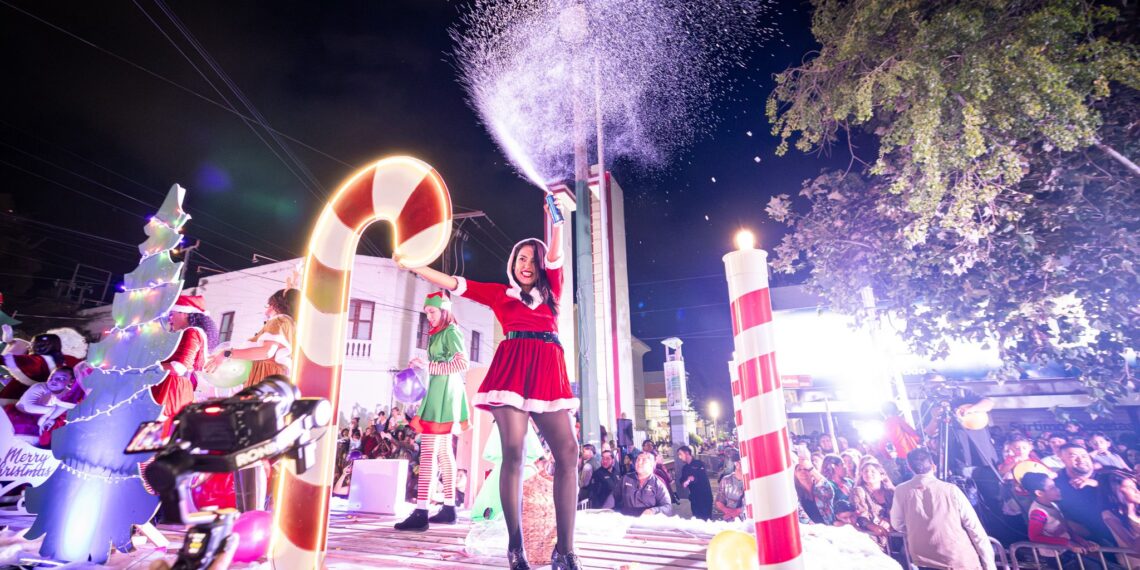 Ciudad Victoria se ilumina con un mágico desfile y un gran pino