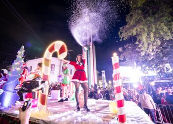 Ciudad Victoria se ilumina con un mágico desfile y un gran pino