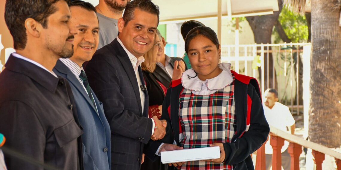 Fábrica de Escuelas regala IPads a estudiantes de secundaria