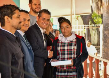 Fábrica de Escuelas regala IPads a estudiantes de secundaria