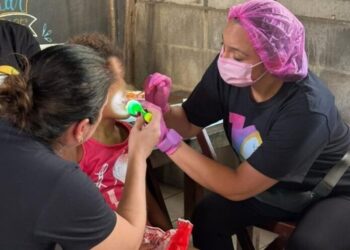 Dra. Karla Juárez motiva a jóvenes de Conalep a romper paradigmas