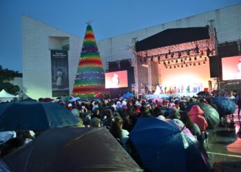 Tres mil personas celebran el Encendido del Pino en el Museo de Historia Mexicana