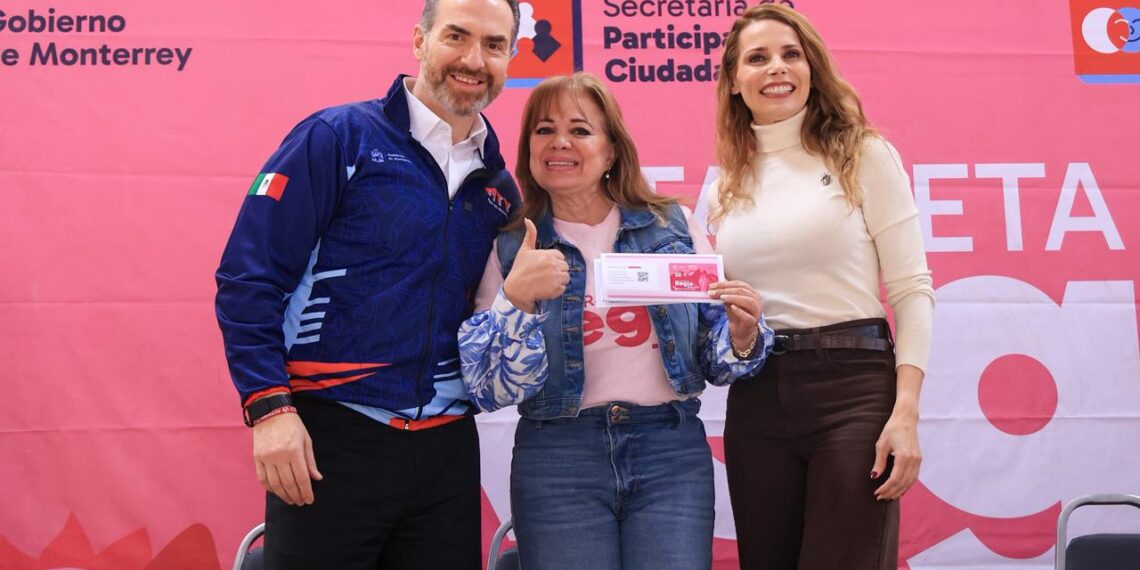 Monterrey entrega más de 2 mil Tarjetas Regia Plus a mujeres de la ciudad