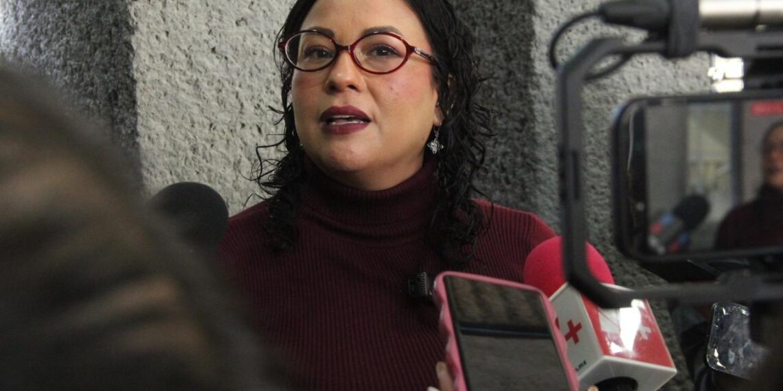 Grecia Benavides propone baños familiares obligatorios en espacios públicos