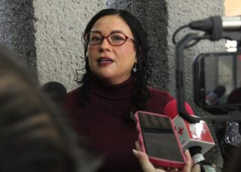 Grecia Benavides propone baños familiares obligatorios en espacios públicos