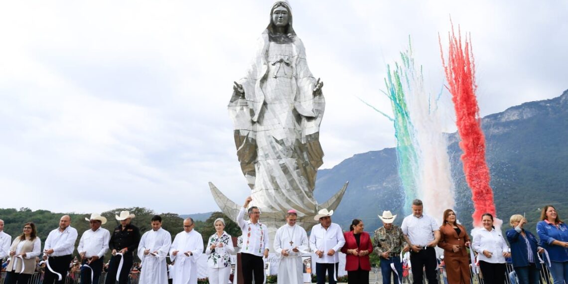 Américo y María Villarreal inauguran escultura de la Virgen de la Misericordia