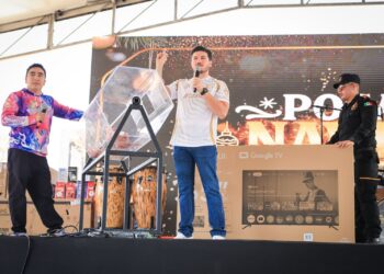 Samuel le hace posada a familias de policías