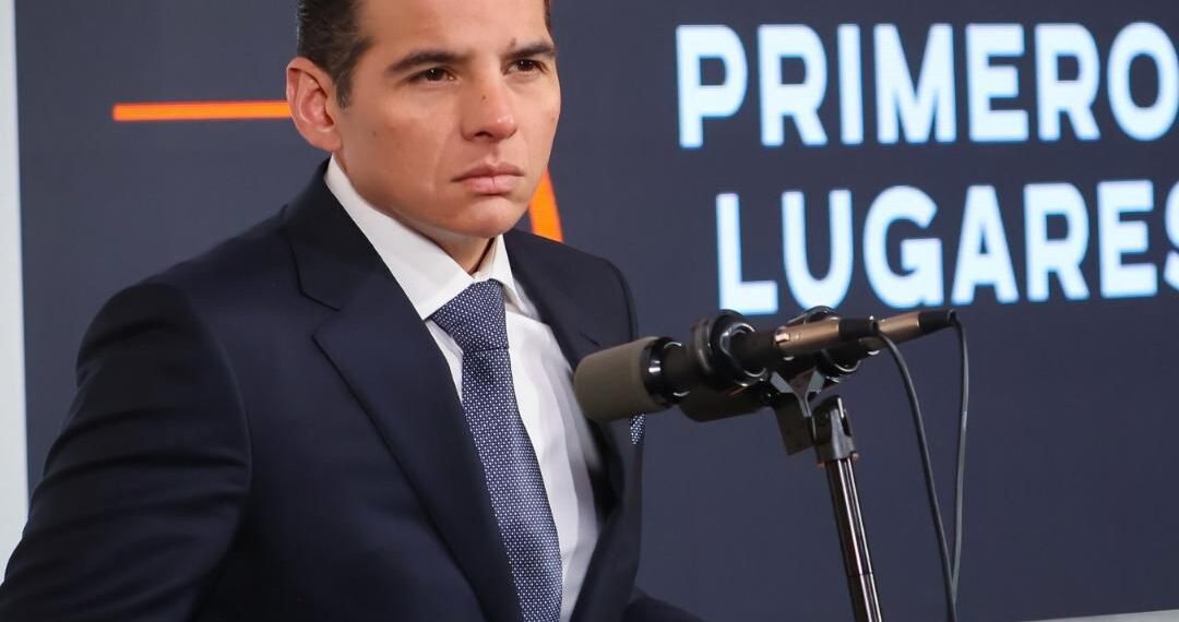 Miguel Flores reconoce esfuerzos en educación durante 2025