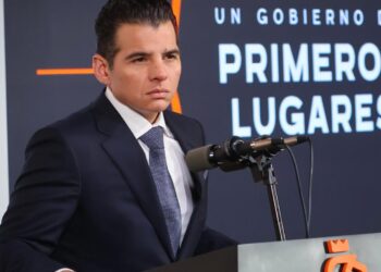 Miguel Flores reconoce esfuerzos en educación durante 2025