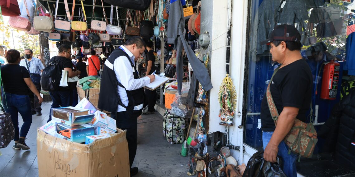 Retiran más de 60 puestos ambulantes irregulares del Centro de Monterrey